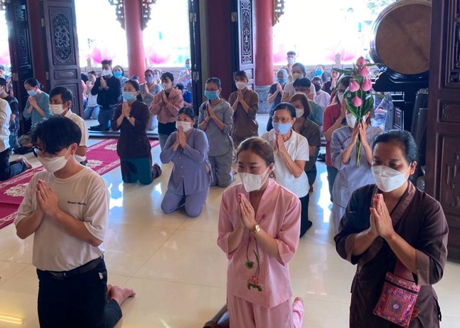 Thiện nam, tín nữ tham dự lễ quy y Tam bảo tại chùa Pháp Hoa