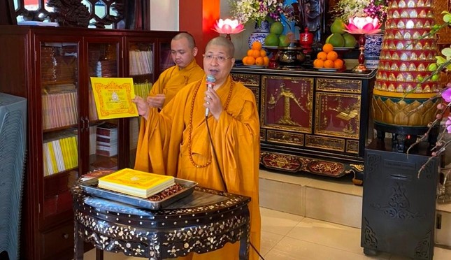 Thượng tọa Thích Quảng Minh khuyến tấn các Phật tử vừa thọ tam quy, ngũ giới