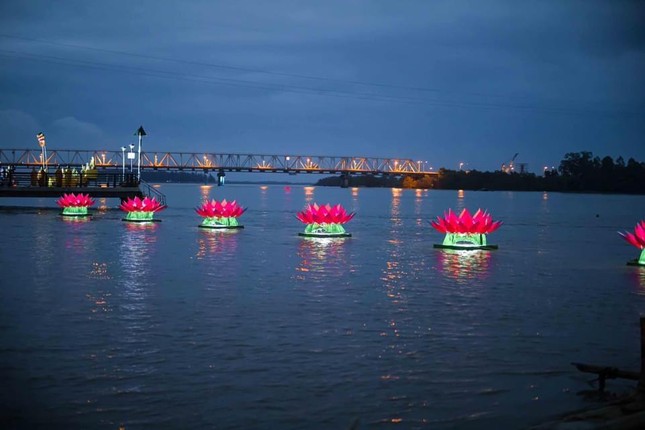7 đóa sen sẽ được thắp sáng liên tục cho đến hết ngày 15-5-2022 7 đóa sen sẽ được thắp sáng liên tục cho đến hết ngày 15-5-2022