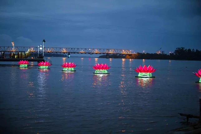 7 đóa sen sẽ được thắp sáng liên tục cho đến hết ngày 15-5-2022 7 đóa sen sẽ được thắp sáng liên tục cho đến hết ngày 15-5-2022