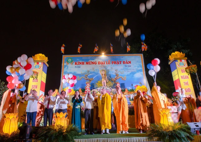 Thả bóng bay, phóng sanh chim bồ câu cầu nguyện thế giới hòa bình