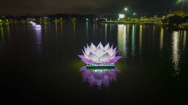 Từng hoa sen đã được thắp sáng, lung linh trên hồ Xuân Hương ở cao nguyên Lâm Đồng