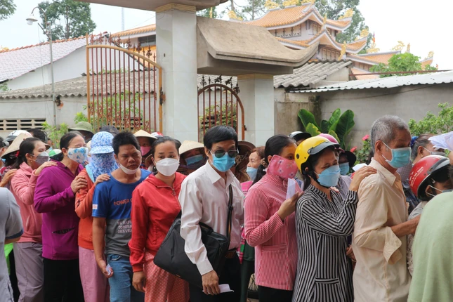 Hội người mù Cai Lậy cùng nhau đi nhận quà