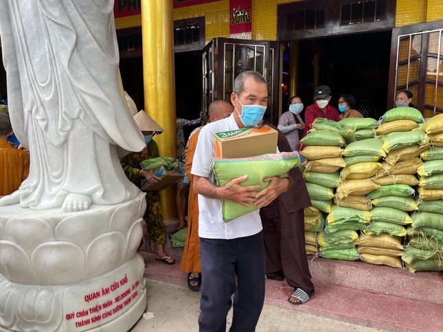 San sẻ yêu thương nhân mùa Phật đản