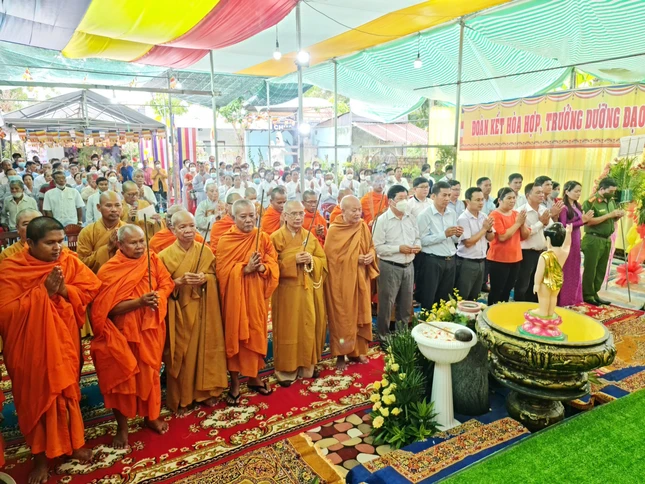 Chư tôn đức cùng đại biểu niêm hương cúng dường Tam bảo