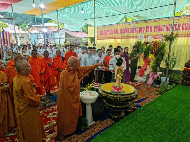 Trang nghiêm thực hiện nghi thức Tắm Phật truyền thống