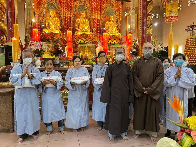 Tặng quà đến Phật tử khiếm thị nhân mùa Phật đản Phật lịch 2566