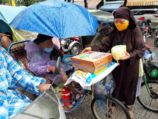 Ni trưởng Thích nữ Diệu Cảnh tận tay trao quà đến người khuyết tật