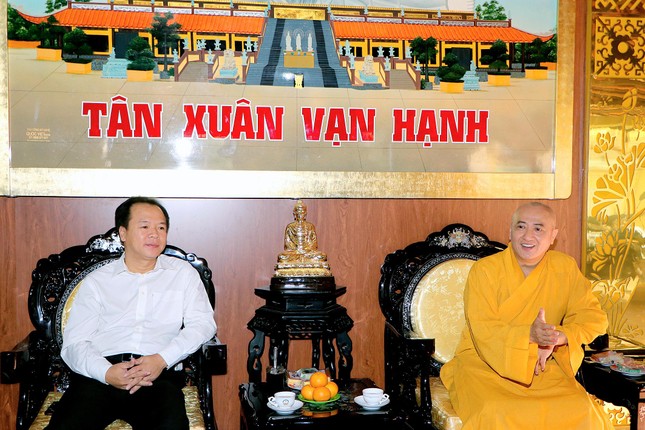 Hòa thượng Thích Huệ Thông hoan hỷ đón tiếp đoàn