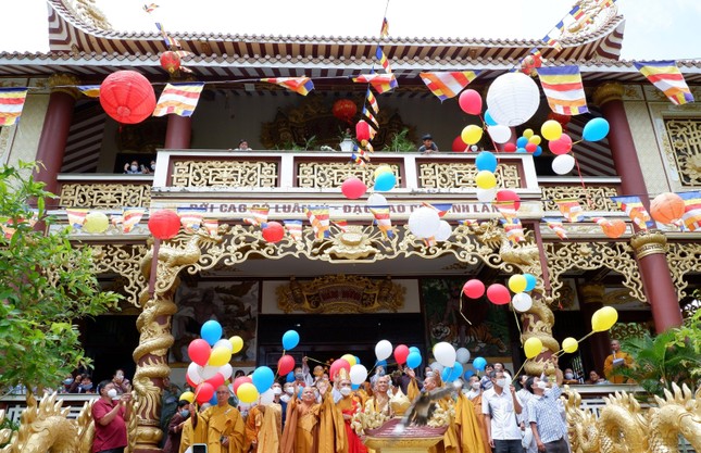 Thả bong bóng gửi theo ước nguyện thế giới hòa bình