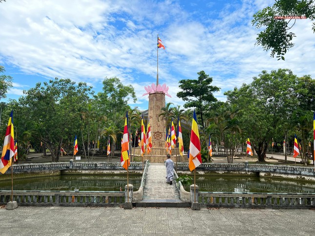 Cờ Phật giáo được treo trong khuôn viên tổ đình Sắc tứ Tịnh Quang Cờ Phật giáo được treo trong khuôn viên tổ đình Sắc tứ Tịnh Quang