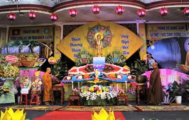 Lễ đài Kính mừng Phật đản tại tịnh xá Ngọc Phúc Lễ đài Kính mừng Phật đản tại tịnh xá Ngọc Phúc