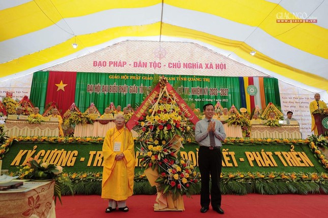 Lãnh đạo tỉnh Quảng Trị tặng hoa chúc mừng đại hội