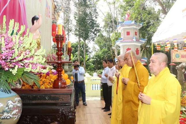 Chư Tăng và đại biểu dâng hương cúng dường