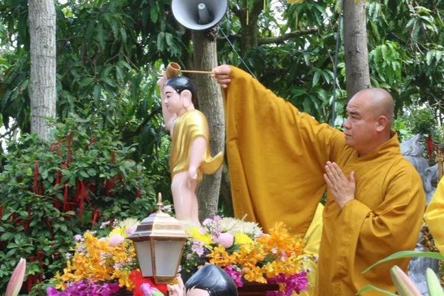 Thượng tọa Thích Tĩnh Triệt, Phó ban Thường trực Ban Trị sự Phật giáo tỉnh Đồng Tháp thành kính cử hành nghi thức Tắm Phật