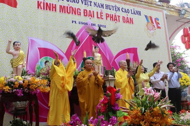 Chư tôn đức và đại biểu chính quyền cùng thả chim bồ câu gửi theo ước vọng hòa bình