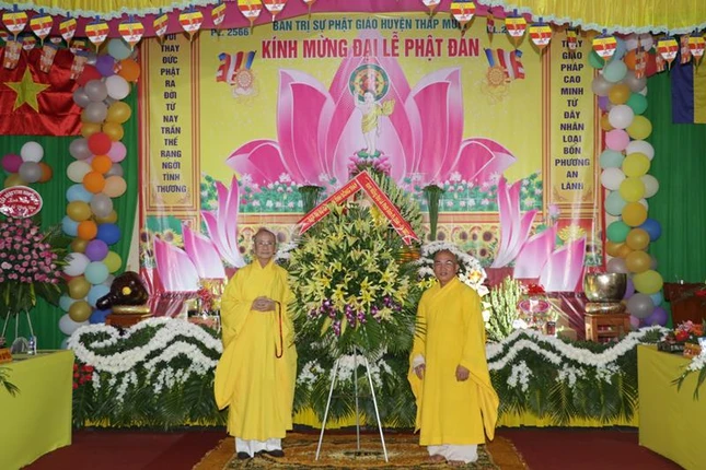 Ban Trị sự Phật giáo tỉnh Đồng Tháp tặng hoa chúc mừng