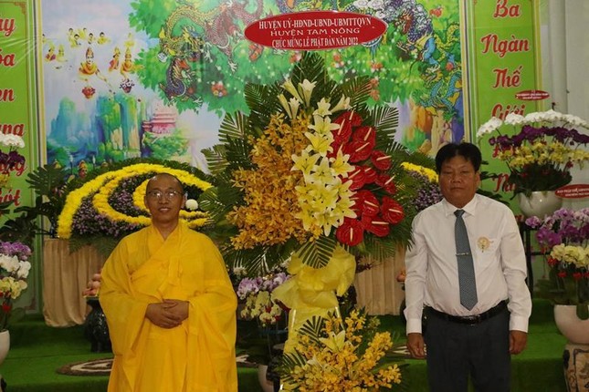 Lãnh đạo huyện Tam Nông tặng hoa chúc mừng