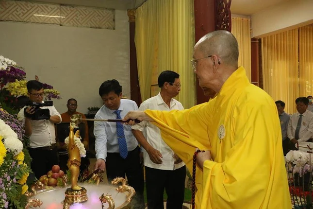 Hòa thượng Thích Chơn Minh, Trưởng ban Trị sự Phật giáo tỉnh Đồng Tháp cử hành nghi thức Tắm Phật truyền thống