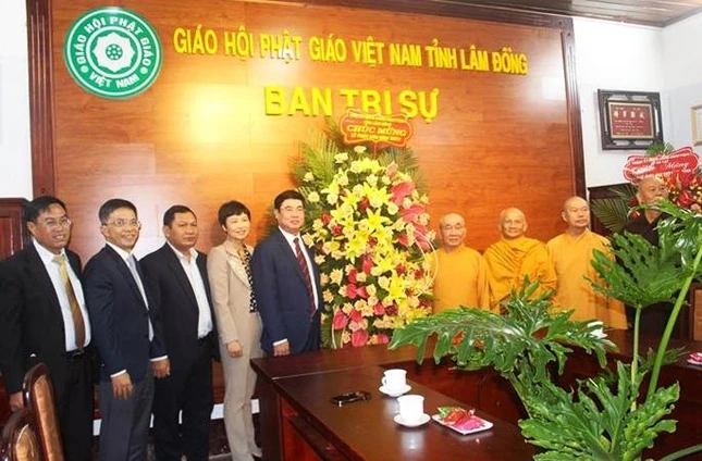 Đoàn lãnh đạo tỉnh Lâm Đồng tặng hoa chúc mừng lễ Phật đản đến Ban Trị sự Phật giáo tỉnh Đoàn lãnh đạo tỉnh Lâm Đồng tặng hoa chúc mừng lễ Phật đản đến Ban Trị sự Phật giáo tỉnh