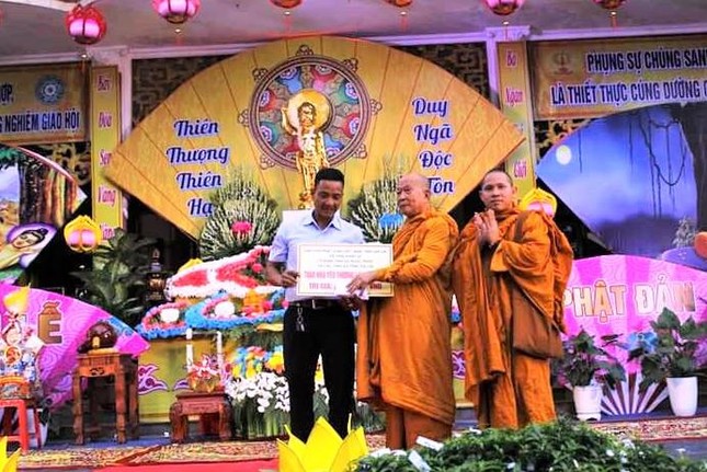 Trao bảng tượng trưng số tiền 50 triệu đồng đến gia đình có hoàn cảnh khó khăn Trao bảng tượng trưng số tiền 50 triệu đồng đến gia đình có hoàn cảnh khó khăn