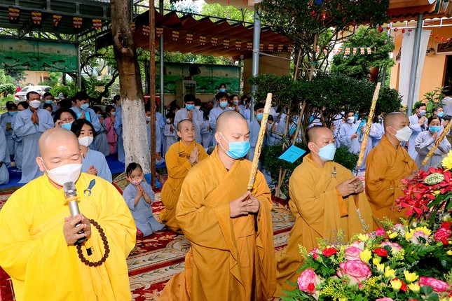 Chư Tăng niêm hương bạch Phật Chư Tăng niêm hương bạch Phật