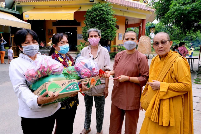 Trao quà đến các hộ dân khó khăn tại địa phương Trao quà đến các hộ dân khó khăn tại địa phương