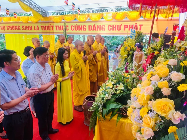 Thành kính dâng hương cúng dường