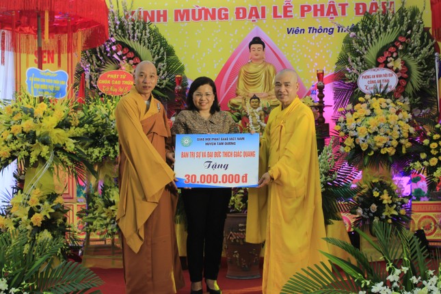 Ban Trị sự GHPGVN huyện Tam Dương trao bảng tượng trưng hỗ trợ số tiền đến Quỹ "Vì người nghèo" của huyện