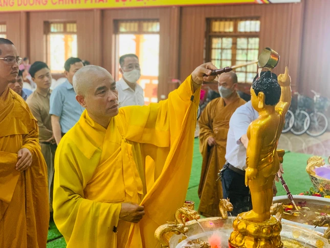 Trang nghiêm cử hành nghi thức Tắm Phật