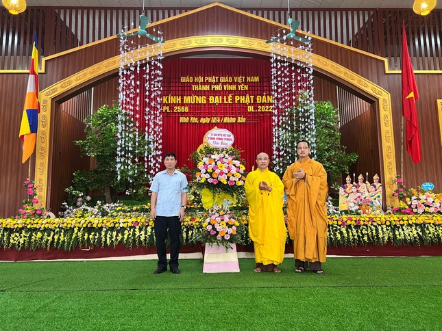 Ủy ban MTTQVN tỉnh Vĩnh Phúc tặng hoa chúc mừng