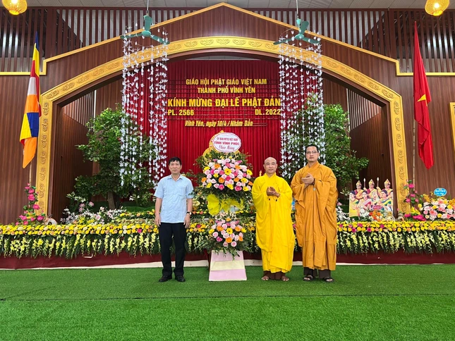 Ủy ban MTTQVN tỉnh Vĩnh Phúc tặng hoa chúc mừng