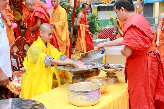 Nghi thức chúc mừng tân trụ trì theo phong tục của Phật giáo Lào