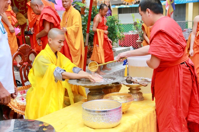 Nghi thức chúc mừng tân trụ trì theo phong tục của Phật giáo Lào Nghi thức chúc mừng tân trụ trì theo phong tục của Phật giáo Lào