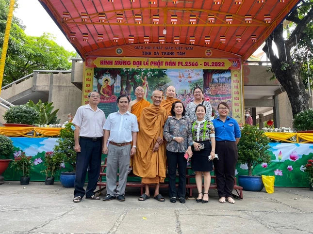 Đoàn lãnh đạo phường 5, quận Bình Thạnh, TP.HCM thăm, chúc mừng Phật đản đến chư tôn giáo phẩm tại tịnh xá