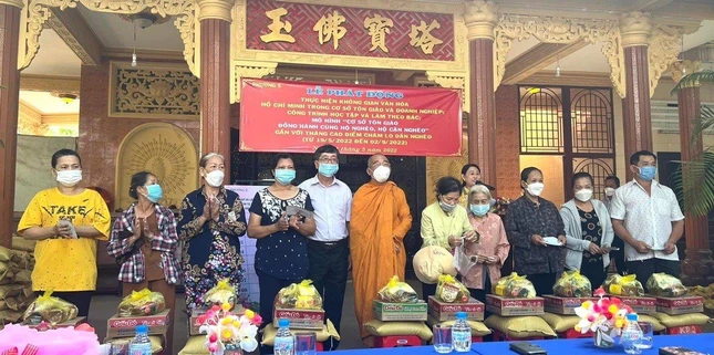 Hòa thượng Thích Minh Lộc, Cố vấn Ban Trị sự Phật giáo quận Bình Thạnh, phó trụ trì tịnh xá Trung Tâm cùng đại diện chính quyền phường 5, quận Bình Thạnh trong buổi tặng quà