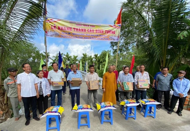 Khánh thành cầu Bỉnh Tường và trao quà cho bà con nghèo ở xã Ba Trinh