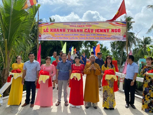 Hòa thượng Thích Minh Hạnh phát biểu trong lễ khánh thành cầu Jenny Ngo được xây dựng tại ấp Chót Dung, xã Kế Thành