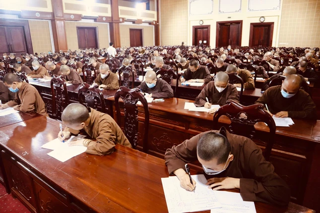 Tăng Ni sinh tập trung làm bài thi