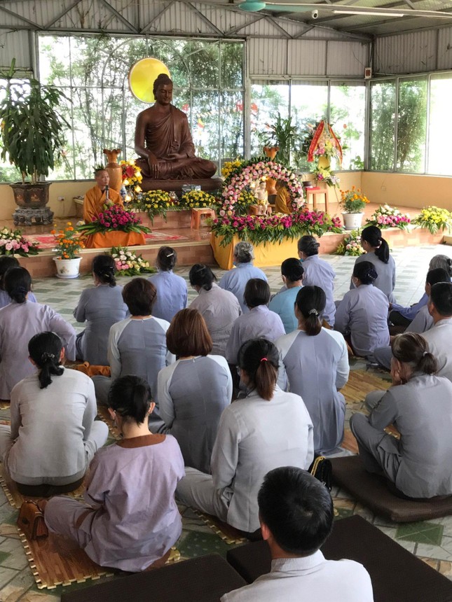 Thượng tọa Thích Trí Chơn thuyết giảng cho các Phật tử tại chùa Thiên Vương Thượng tọa Thích Trí Chơn thuyết giảng cho các Phật tử tại chùa Thiên Vương