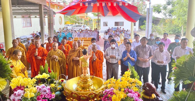 Chư tôn đức cùng đại biểu chính quyền dâng hương