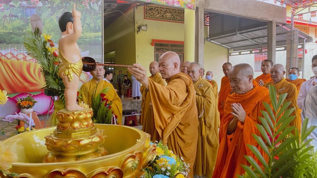 Chư tôn đức cử hành nghi thức Tắm Phật