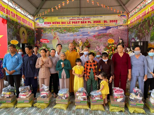 Tặng quà đến người dân có hoàn cảnh khó khăn Tặng quà đến người dân có hoàn cảnh khó khăn