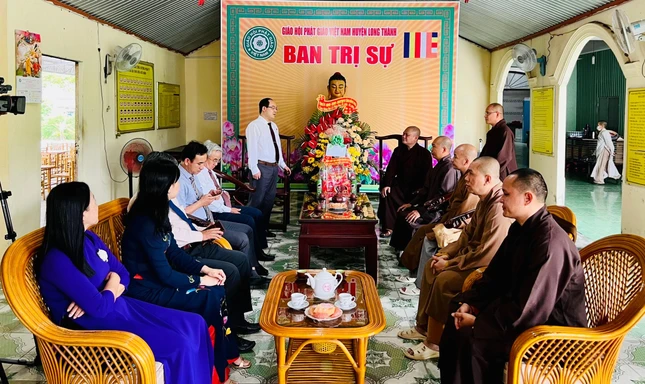 Ông Quản Minh Cường thay mặt đoàn lãnh đạo tỉnh Đồng Nai chúc mừng lễ Phật đản đến Ban Trị sự Phật giáo huyện Long Thành