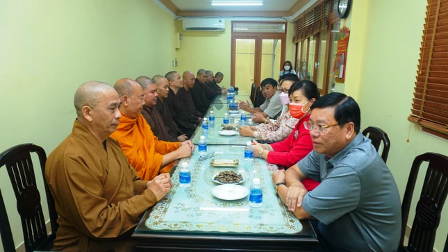 Thượng tọa Thích Tâm Chơn cùng các thành viên Thường trực Ban Trị sự Phật giáo quận thân mật đón tiếp phái đoàn