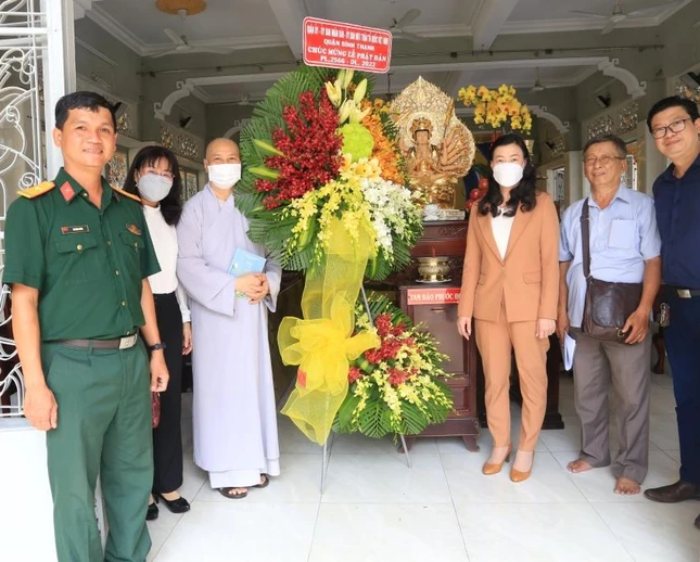 Tặng hoa chúc mừng lễ Phật đản tại chùa Dược Sư