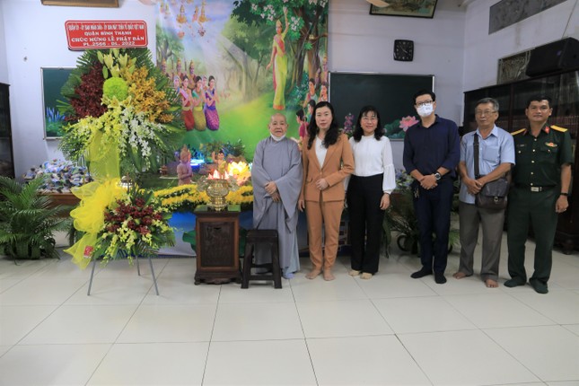 Ni trưởng Thích nữ Từ Nhẫn, trụ trì chùa Phước Viên đón tiếp đoàn lãnh đạo quận chúc mừng lễ Phật đản