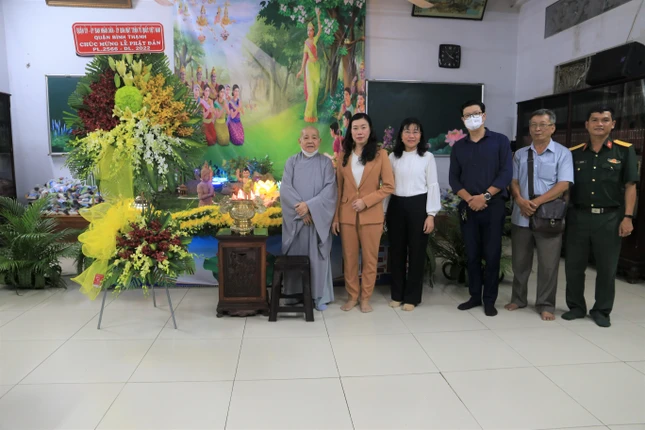 Ni trưởng Thích nữ Từ Nhẫn, trụ trì chùa Phước Viên đón tiếp đoàn lãnh đạo quận chúc mừng lễ Phật đản