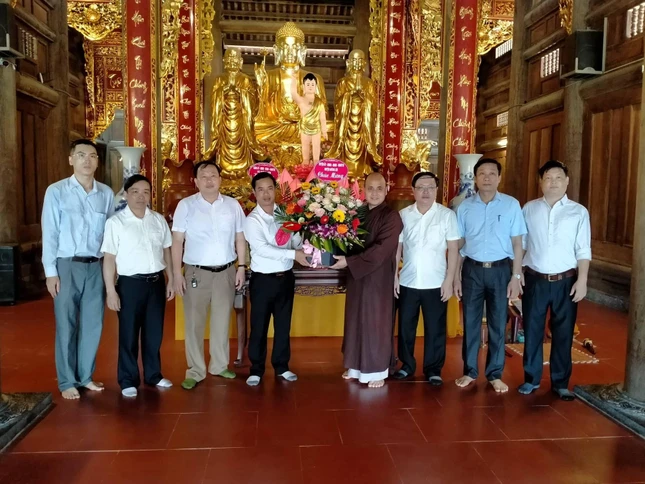 Chúc mừng lễ Phật đản tại chùa Lam Sơn