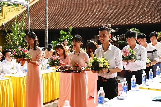 Dâng hoa cúng dường